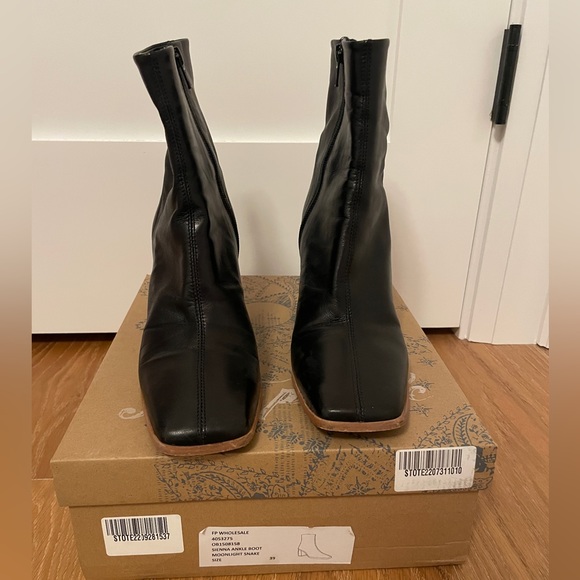 Black leather ankle boot. - Picture 7 of 7